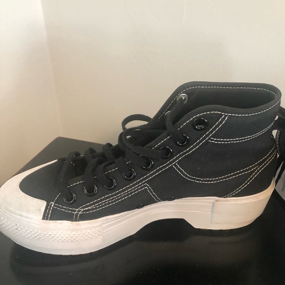 Adidas Originals Womens Size 7.5 Nizza Trek Black White Sneaker. Barely used